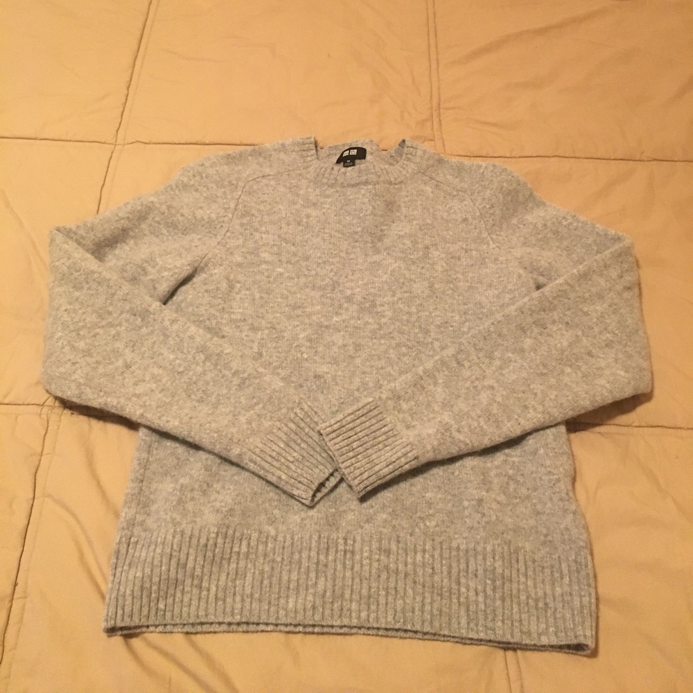 Uniqlo crewneck gray sweater